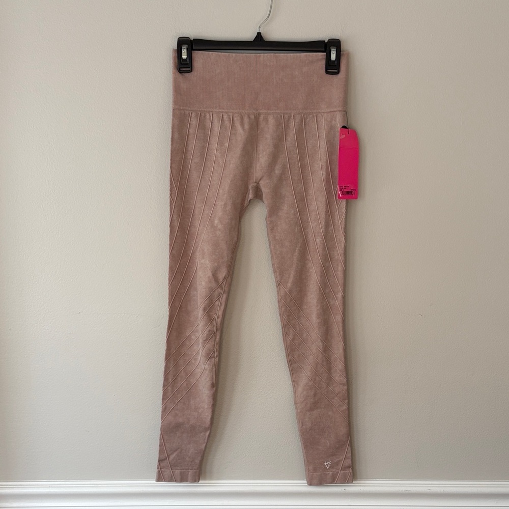 Betsey Johnson Performance High Rise 7/8 Length Leggings Color Bambi/Tan